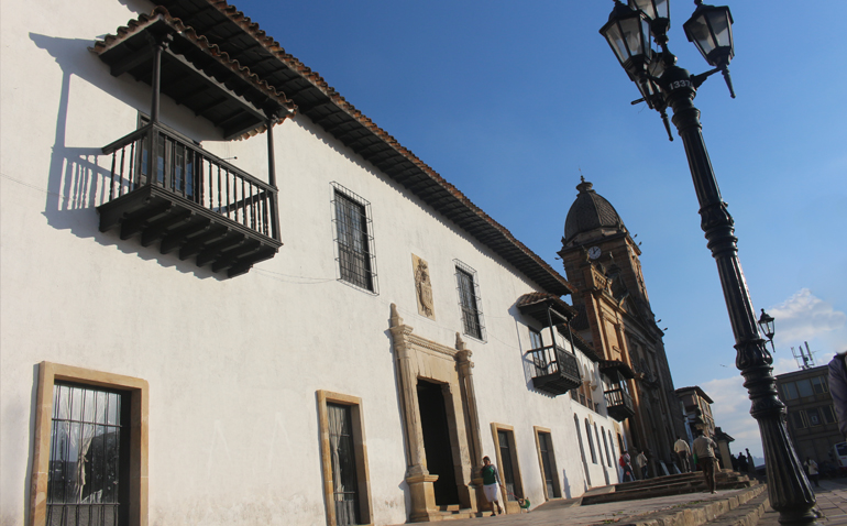 Casa del Fundador y al fondo la Catedral